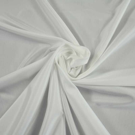 Gardinen nach Maß am Beispiel einer Fallschirmseide.